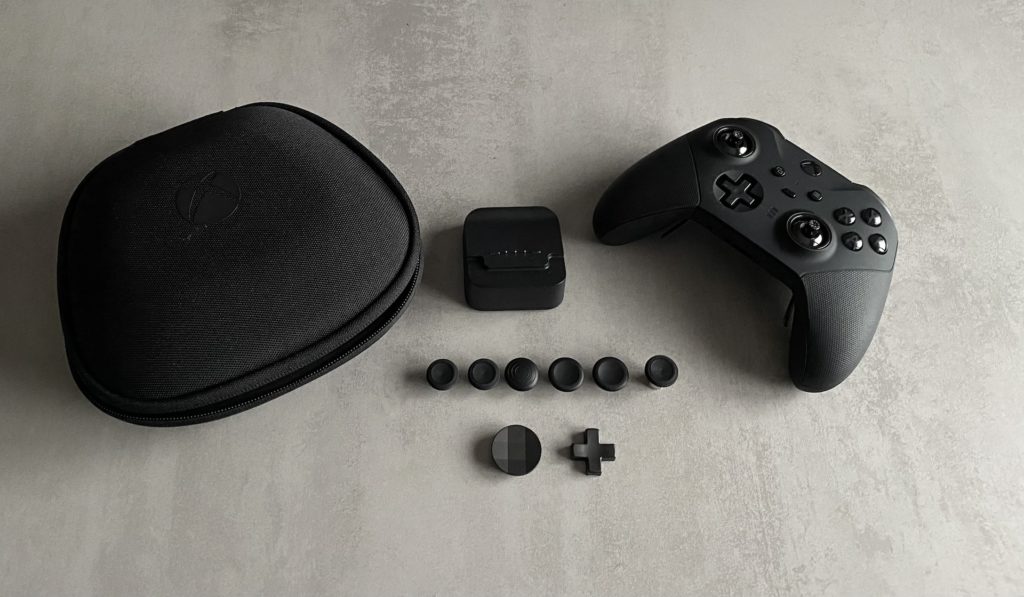 La manette Xbox Elite Series 2 et ses accessoires // Source : Maxime Claudel pour Numerama La manette Xbox Elite Series 2 et ses accessoires // Source : Maxime Claudel pour Numerama