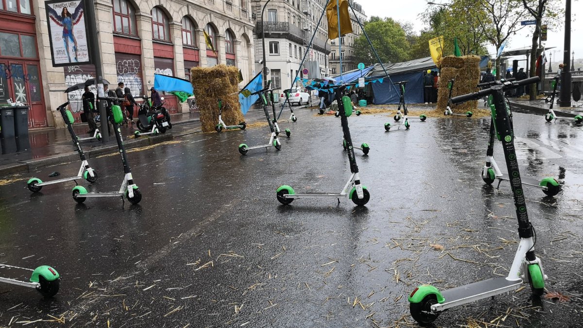 Des Lime installées par XR à Paris // Source : Christian Cadot pour Numerama Des Lime installées par XR à Paris // Source : Christian Cadot pour Numerama
