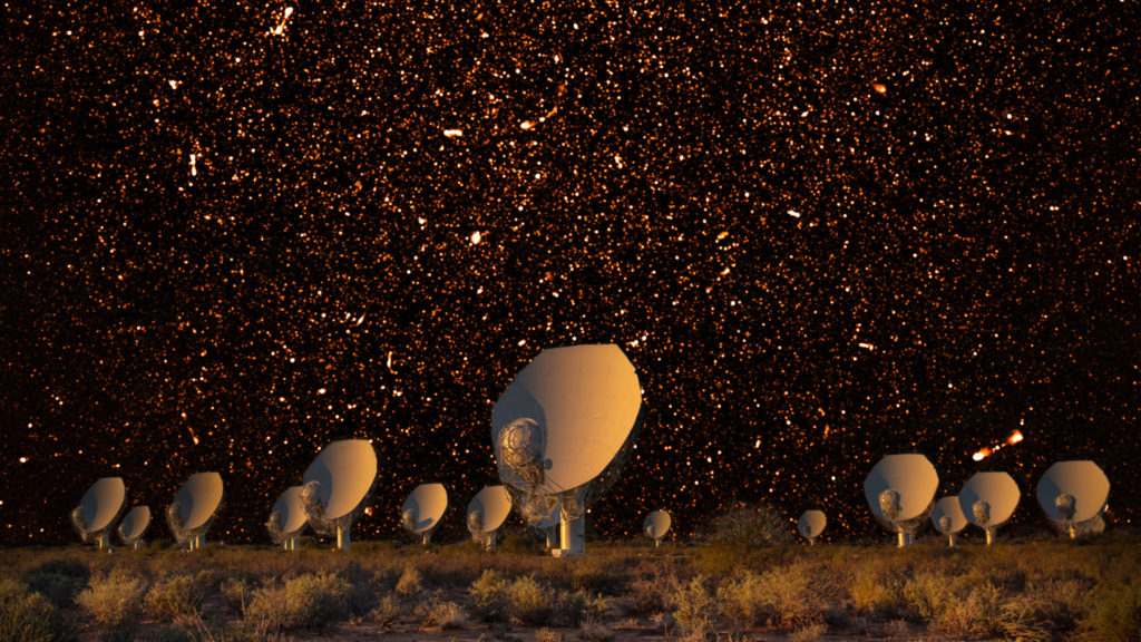 L'image obtenue et le radiotélescope MeerKAT. // Source : SARAO; NRAO/AUI/NSF (photo recadrée)