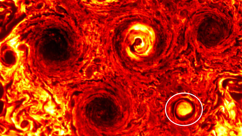 La nouvelle tempête repérée sur Jupiter. // Source : NASA/JPL-Caltech/SwRI/ASI/INAF/JIRAM (photo recadrée, annotation Numerama) La nouvelle tempête repérée sur Jupiter. // Source : NASA/JPL-Caltech/SwRI/ASI/INAF/JIRAM (photo recadrée, annotation Numerama)