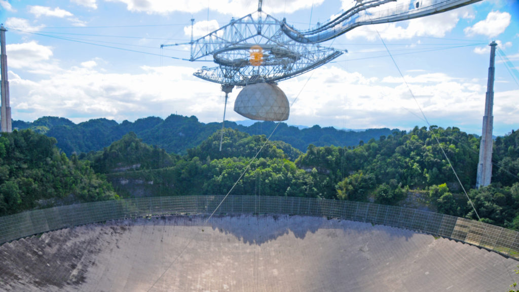 Le radiotélescope d'Arecibo, impliqué dans les travaux du SETI. // Source : Wikimedia/CC/David Broad (photo recadrée) Le radiotélescope d'Arecibo, impliqué dans les travaux du SETI. // Source : Wikimedia/CC/David Broad (photo recadrée)