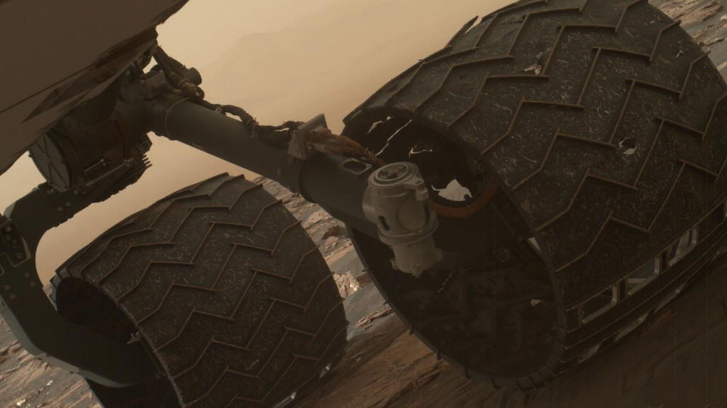 Les roues endommagées de Curiosity. // Source : NASA/JPL-Caltech/MSSS (photo recadrée) Les roues endommagées de Curiosity. // Source : NASA/JPL-Caltech/MSSS (photo recadrée)