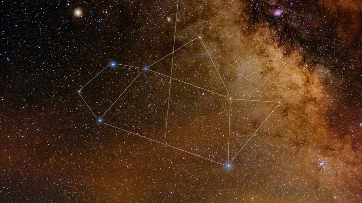 Sgr A* est situé dans la constellation du Sagittaire. // Source : Flickr/CC/Demeter Alexandria (photo recadrée) Sgr A* est situé dans la constellation du Sagittaire. // Source : Flickr/CC/Demeter Alexandria (photo recadrée)