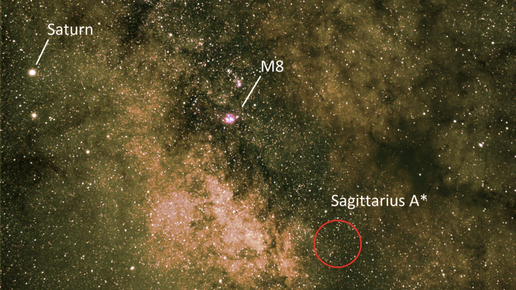 L'emplacement de Sagittarius A*. // Source : Wikimedia/CC/Christian Bergner (photo recadrée et modifiée) L'emplacement de Sagittarius A*. // Source : Wikimedia/CC/Christian Bergner (photo recadrée et modifiée)