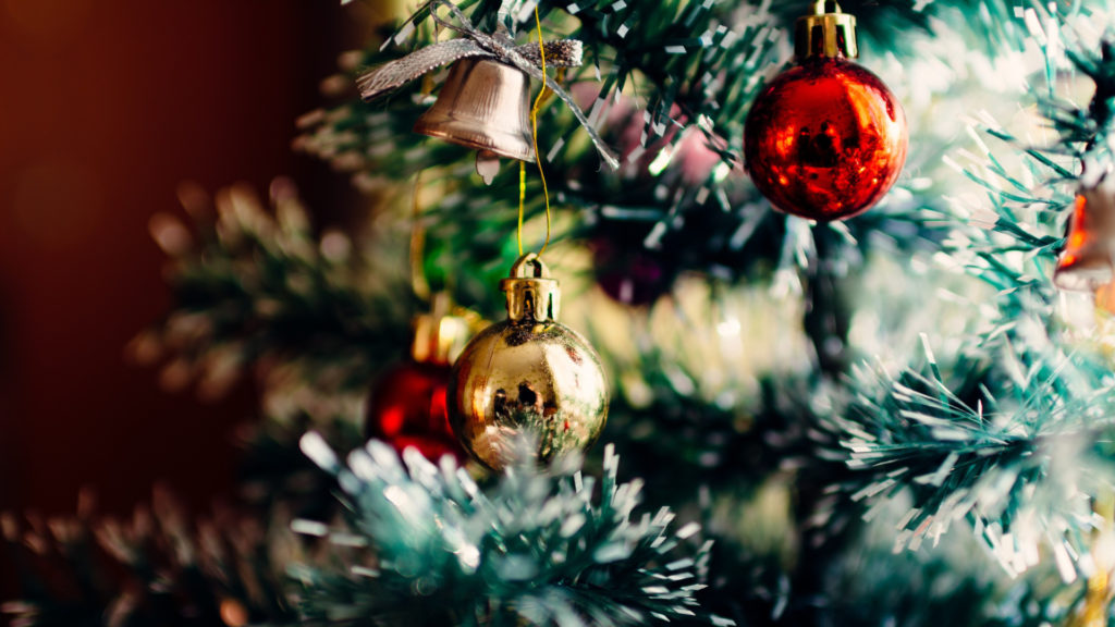 Des décorations de Noël dans un sapin. // Source : Pxhere/CC0 Domaine public (photo recadrée) Des décorations de Noël dans un sapin. // Source : Pxhere/CC0 Domaine public (photo recadrée)