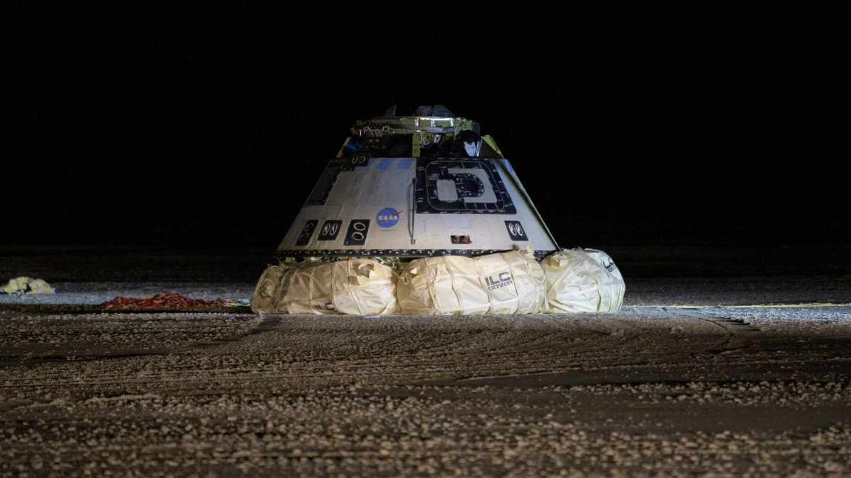 La capsule CST-100 Starliner de Boeing. // Source : NASA/Bill Ingalls (photo recadrée) La capsule CST-100 Starliner de Boeing. // Source : NASA/Bill Ingalls (photo recadrée)