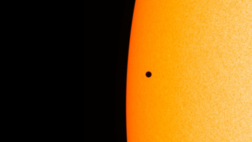 Le transit de Mercure le 11 novembre. // Source : NASA/SDO, HMI, and AIA science teams (photo recadrée) Le transit de Mercure le 11 novembre. // Source : NASA/SDO, HMI, and AIA science teams (photo recadrée)