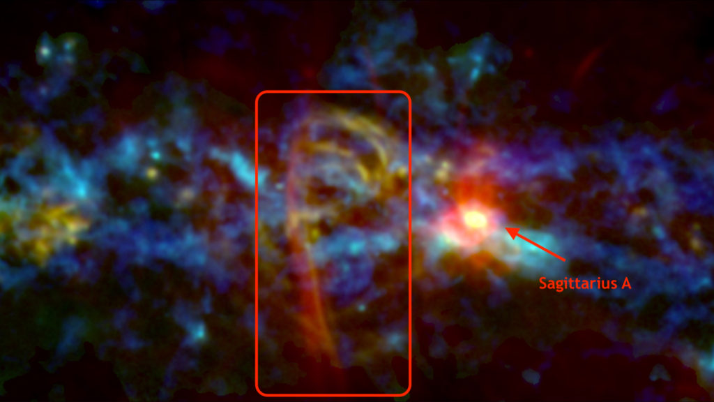 La canne à sucre. L'image montre aussi la source Sagittarius A, le lieu où se trouve le trou noir de la Voie lactée. // Source : NASA’s Goddard Space Flight Center (photo recadrée et annotée) La canne à sucre. L'image montre aussi la source Sagittarius A, le lieu où se trouve le trou noir de la Voie lactée. // Source : NASA’s Goddard Space Flight Center (photo recadrée et annotée)