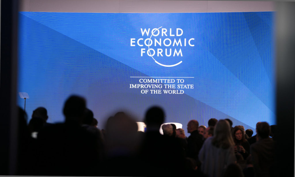 Le Forum Économique Mondial se tient chaque année et rassemble des chefs d'État, des chefs d'entreprise et des experts. Photographie prise à Bern, en Suisse. // Source : Ambassade des États-Unis à Bern Le Forum Économique Mondial se tient chaque année et rassemble des chefs d'État, des chefs d'entreprise et des experts. Photographie prise à Bern, en Suisse. // Source : Ambassade des États-Unis à Bern