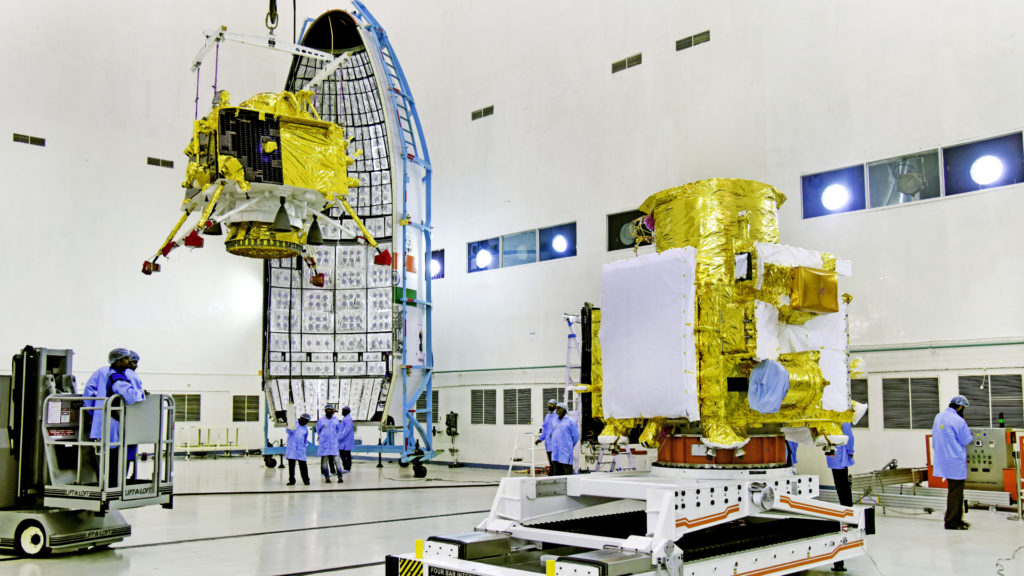 La préparation de la mission Chandryaan-2. // Source : ISRO (photo recadrée) La préparation de la mission Chandryaan-2. // Source : ISRO (photo recadrée)