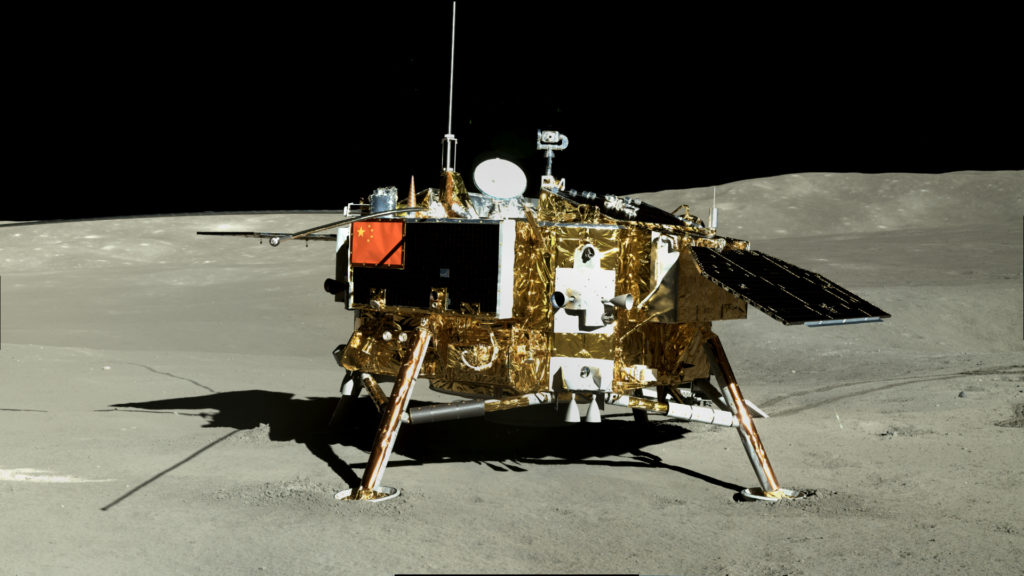 L'atterrisseur. // Source : Chang'e 4/Doug Ellison (photo recadrée) L'atterrisseur. // Source : Chang'e 4/Doug Ellison (photo recadrée)