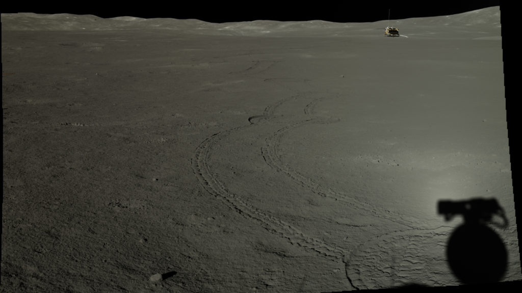 Le sol lunaire et l'attendrisseur de Chang'e 4. // Source : Chang'e 4/Doug Ellison (photo recadrée) Le sol lunaire et l'attendrisseur de Chang'e 4. // Source : Chang'e 4/Doug Ellison (photo recadrée)