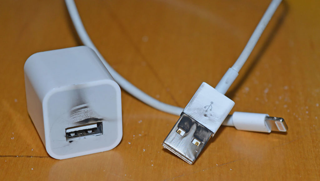Chargeur défectueux brûlé Chargeur défectueux brûlé