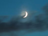 Une conjonction entre Vénus et la Lune. // Source : Wikimedia/CC/fdecomite (photo recadrée)