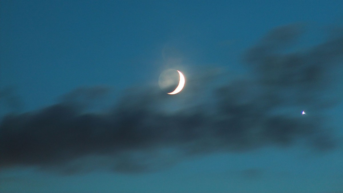 Une conjonction entre Vénus et la Lune. // Source : Wikimedia/CC/fdecomite (photo recadrée) Une conjonction entre Vénus et la Lune. // Source : Wikimedia/CC/fdecomite (photo recadrée)