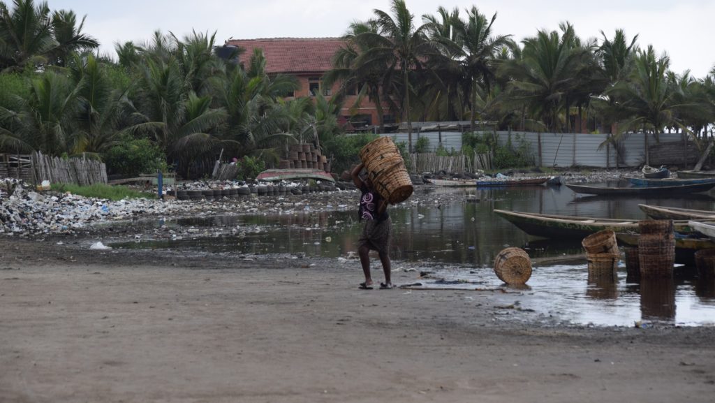 Dans beaucoup de communautés, ce sont les femmes qui doivent aller chercher les ressources naturelles. Leur pénurie expose les femmes à de nombreux dangers. // Source : Jamie Wen / IUCN Dans beaucoup de communautés, ce sont les femmes qui doivent aller chercher les ressources naturelles. Leur pénurie expose les femmes à de nombreux dangers. // Source : Jamie Wen / IUCN