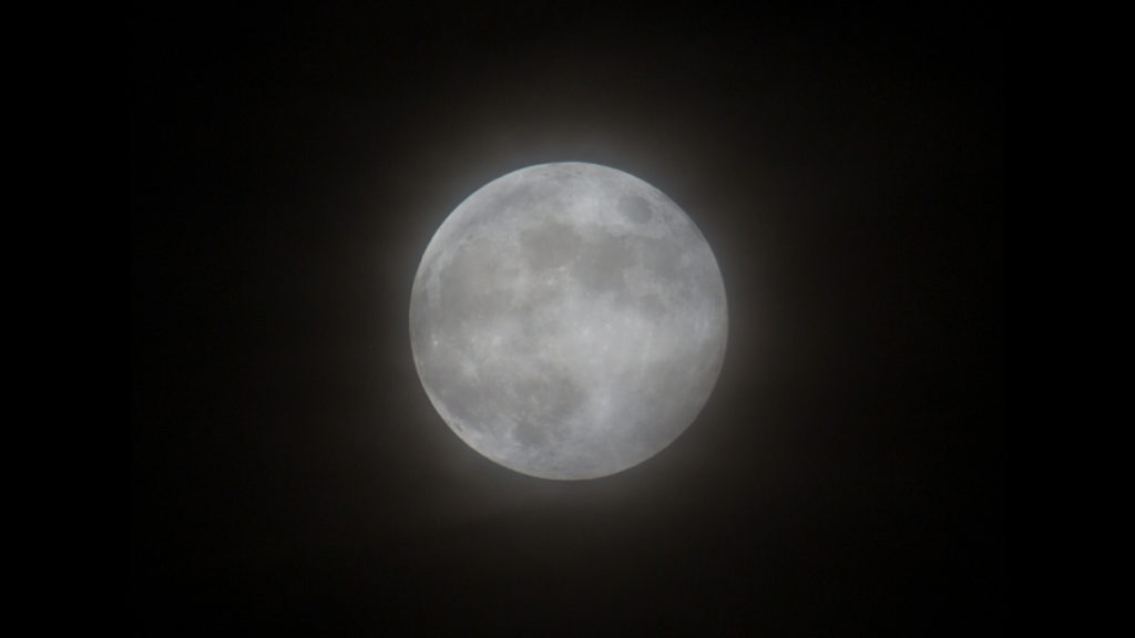 Une éclipse de Lune par la pénombre, dans un ciel nuageux. // Source : Flickr/CC/Stephen Rahn (photo recadrée et modifiée) Une éclipse de Lune par la pénombre, dans un ciel nuageux. // Source : Flickr/CC/Stephen Rahn (photo recadrée et modifiée)