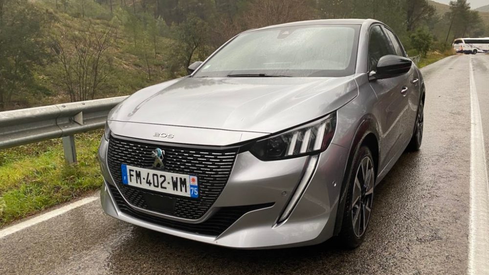 Avant de la Peugeot e-208 (finition GT) // Source : Maxime Claudel pour Numerama Avant de la Peugeot e-208 (finition GT) // Source : Maxime Claudel pour Numerama