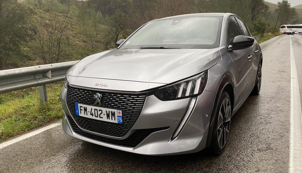 Avant de la Peugeot e-208 (finition GT) // Source : Maxime Claudel pour Numerama Avant de la Peugeot e-208 (finition GT) // Source : Maxime Claudel pour Numerama