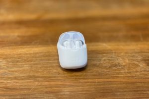 Écouteurs sans fil JBL Tune 220TWS // Source : Maxime Claudel pour Numerama