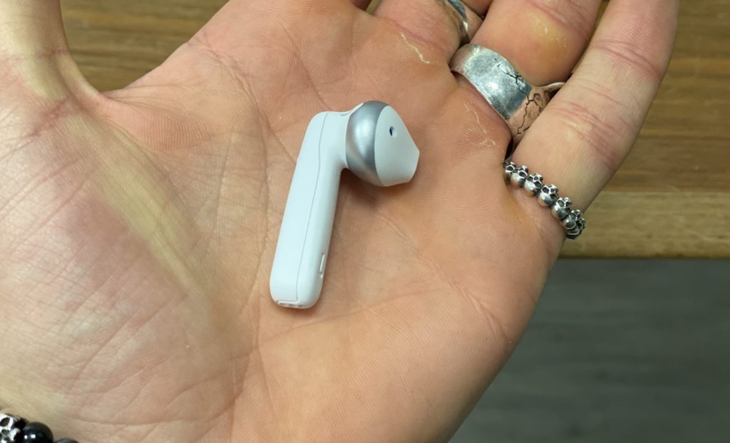 Un écouteur JBL Tune 220TWS // Source : Maxime Claudel pour Numerama