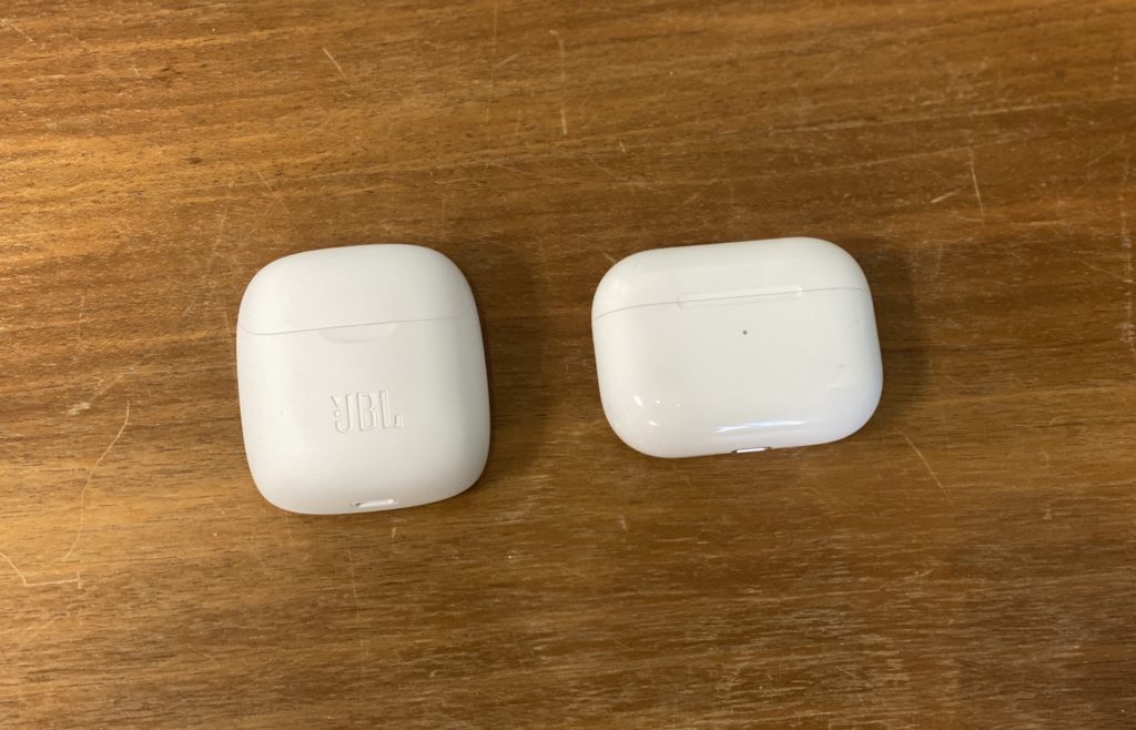 Boîtier JBL Tune 220TWS versus boîtier AirPods Pro // Source : Maxime Claudel pour Numerama