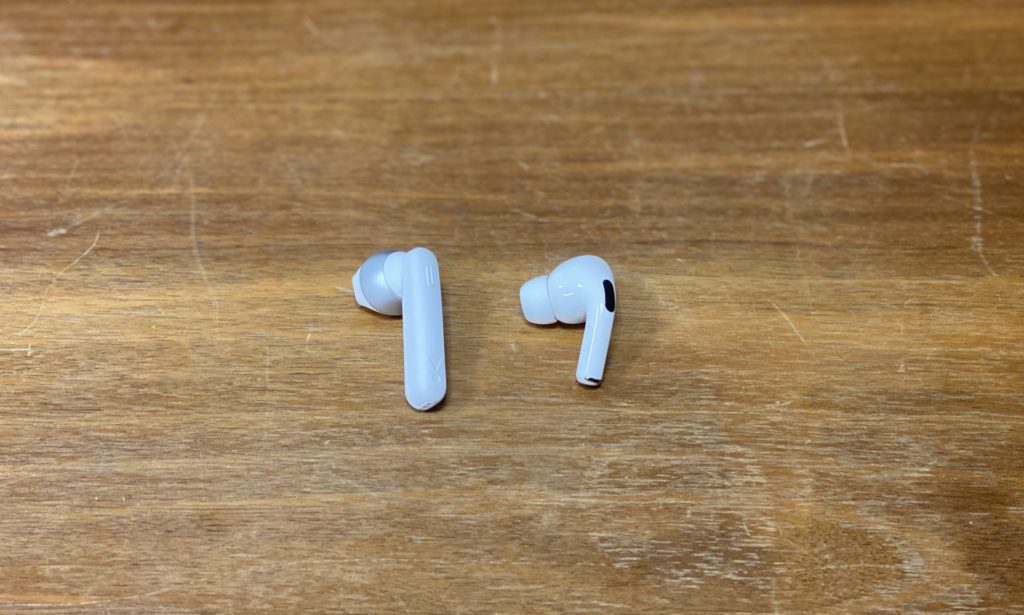 JBL Tune 220TWS versus AirPods Pro // Source : Maxime Claudel pour Numerama