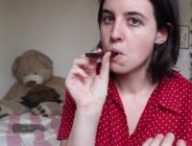 Une youtubeuse teste une JUUL // Source : YouTube/mollysoda