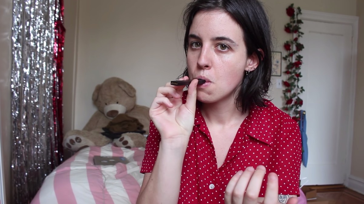 Une youtubeuse teste une JUUL // Source : YouTube/mollysoda Une youtubeuse teste une JUUL // Source : YouTube/mollysoda