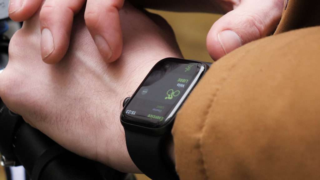 Une Apple Watch et l'application vélo // Source : Louise Audry pour Numerama Une Apple Watch et l'application vélo // Source : Louise Audry pour Numerama