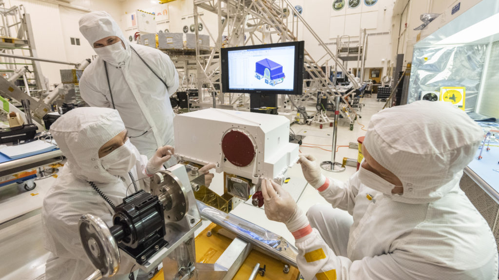 Le rover en cours de construction. // Source : Wikimedia/CC/NASA/JPL-Caltech (photo recadrée) Le rover en cours de construction. // Source : Wikimedia/CC/NASA/JPL-Caltech (photo recadrée)