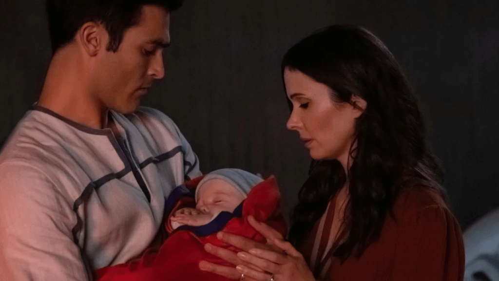 Clark Kent et Loïs Lane sont parents ! // Source : The CW Clark Kent et Loïs Lane sont parents ! // Source : The CW