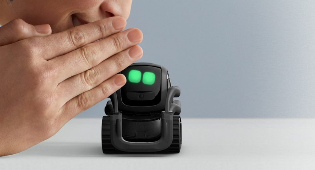 Vous pouvez parler à Vector ! Mais ce n'est pas dit qu'il vous fournisse une réponse pertinente. // Source : Anki / Vector Vous pouvez parler à Vector ! Mais ce n'est pas dit qu'il vous fournisse une réponse pertinente. // Source : Anki / Vector