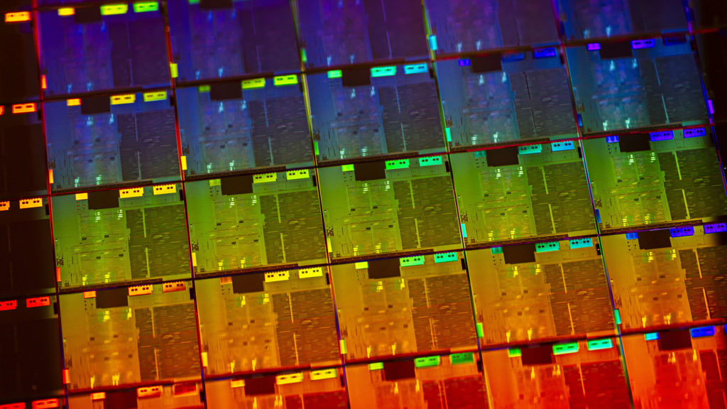 Détail d'un « wafer », une plaque de matériau semi-conducteur qui sert à la fabrication de composants de microélectronique. // Source : Intel Détail d'un « wafer », une plaque de matériau semi-conducteur qui sert à la fabrication de composants de microélectronique. // Source : Intel