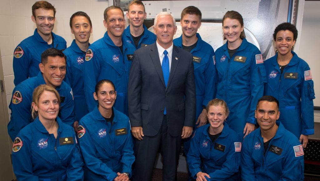 La promo 2017 des astronautes de la Nasa, avec le Vice-Président Mike Pence. // Source : Nasa La promo 2017 des astronautes de la Nasa, avec le Vice-Président Mike Pence. // Source : Nasa