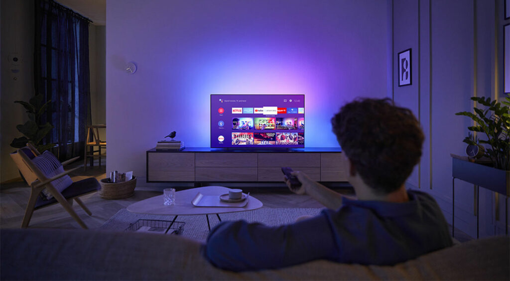 Le téléviseur Philips OLED 804 en situation // Source : Philips Le téléviseur Philips OLED 804 en situation // Source : Philips