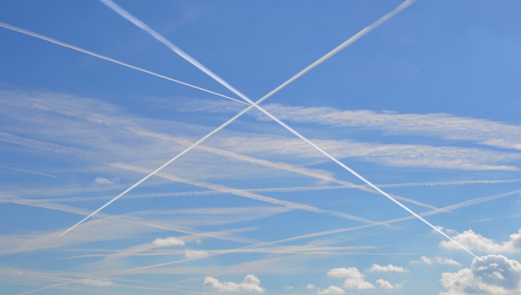 La plupart des avions laissent des « trainées de condensation » derrière eux dans le ciel. Ils peuvent durer quelques instants comme des heures, et contribuent au changement climatique. // Source : Pixabay La plupart des avions laissent des « trainées de condensation » derrière eux dans le ciel. Ils peuvent durer quelques instants comme des heures, et contribuent au changement climatique. // Source : Pixabay