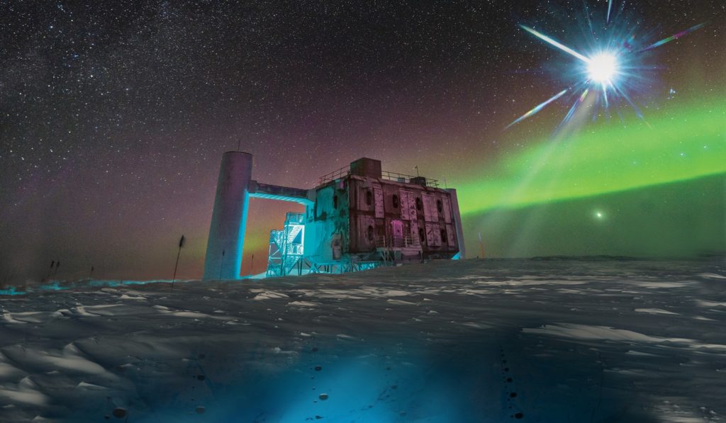 Rendu artistique d'IceCube, l'observatoire installé au Pôle Sud et dédié à la détection des neutrinos. // Source : Icecube/NSF Rendu artistique d'IceCube, l'observatoire installé au Pôle Sud et dédié à la détection des neutrinos. // Source : Icecube/NSF