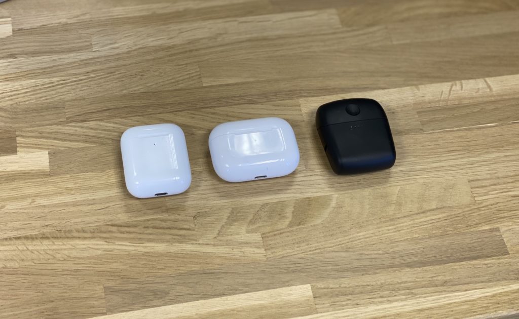 Boîtiers AirPods, AirPods Pro et Cambridge Melomania 1 (de gauche à droite) // Source : Maxime Claudel pour Numerama Boîtiers AirPods, AirPods Pro et Cambridge Melomania 1 (de gauche à droite) // Source : Maxime Claudel pour Numerama