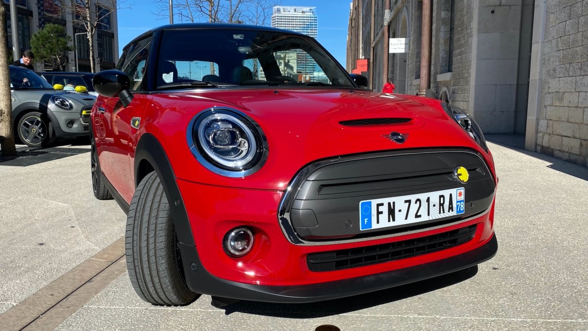 Avant de la Mini Cooper SE // Source : Maxime Claudel pour Numerama Avant de la Mini Cooper SE // Source : Maxime Claudel pour Numerama