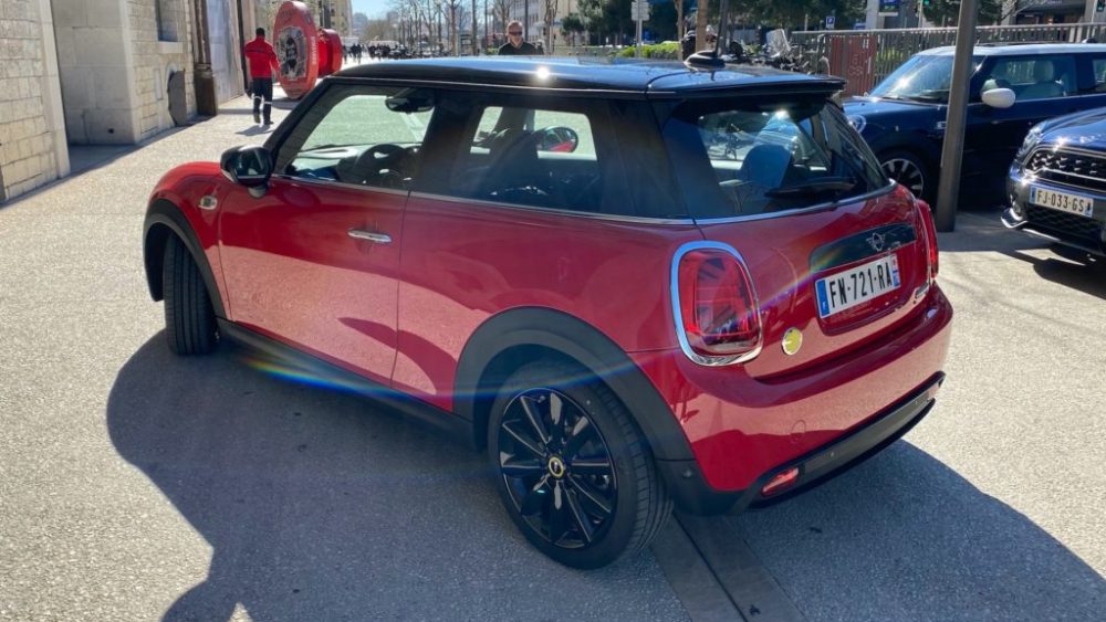 Arrière de la Mini Cooper SE // Source : Maxime Claudel pour Numerama Arrière de la Mini Cooper SE // Source : Maxime Claudel pour Numerama