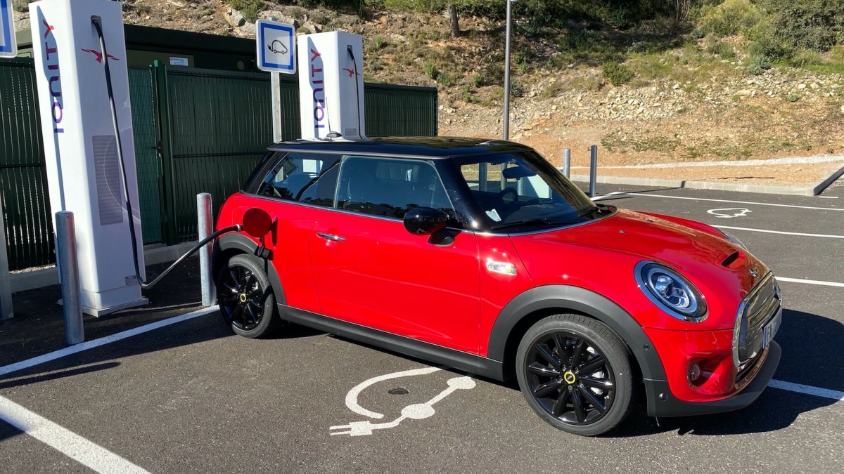 Mini Cooper SE sur une borne Ionity // Source : Maxime Claudel pour Numerama Mini Cooper SE sur une borne Ionity // Source : Maxime Claudel pour Numerama