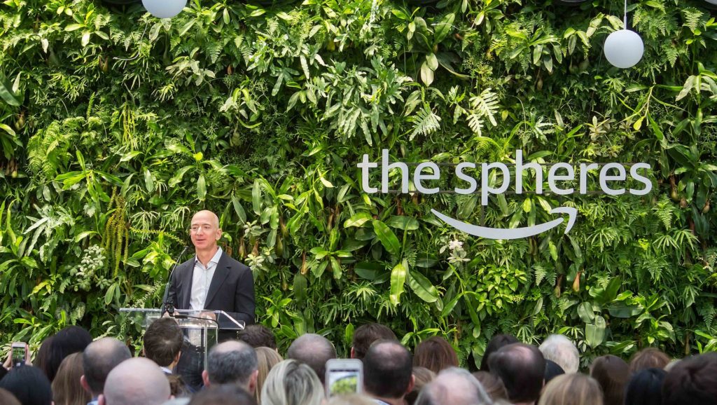 Jeff Bezos durant une conférence Amazon (2018). // Source : Seattle City Council Jeff Bezos durant une conférence Amazon (2018). // Source : Seattle City Council