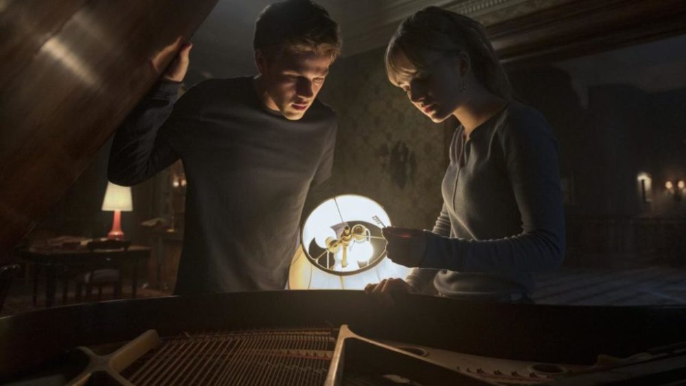 Tyler (gauche) et Kinsey (droite). L'esthétique joue beaucoup sur les lumières et le rendu est très captivant. // Source : Netflix Tyler (gauche) et Kinsey (droite). L'esthétique joue beaucoup sur les lumières et le rendu est très captivant. // Source : Netflix