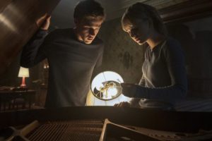 Tyler (gauche) et Kinsey (droite). L'esthétique joue beaucoup sur les lumières et le rendu est très captivant. // Source : Netflix Tyler (gauche) et Kinsey (droite). L'esthétique joue beaucoup sur les lumières et le rendu est très captivant. // Source : Netflix
