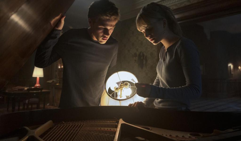Tyler (gauche) et Kinsey (droite). L'esthétique joue beaucoup sur les lumières et le rendu est très captivant. // Source : Netflix Tyler (gauche) et Kinsey (droite). L'esthétique joue beaucoup sur les lumières et le rendu est très captivant. // Source : Netflix