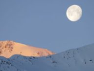 La Lune visible au dessus d'une montage enneigée. // Source : Pxfuel/CC0 (photo recadrée)