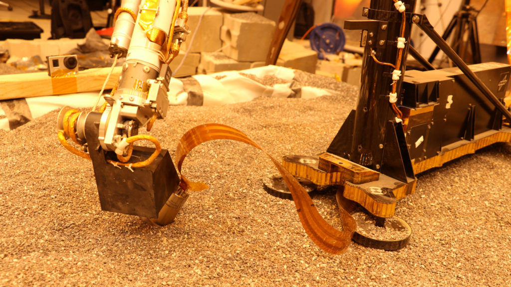 Un test avec un modèle d'InSight, réalisé sur Terre. // Source : NASA/JPL-Caltech (photo recadrée) Un test avec un modèle d'InSight, réalisé sur Terre. // Source : NASA/JPL-Caltech (photo recadrée)