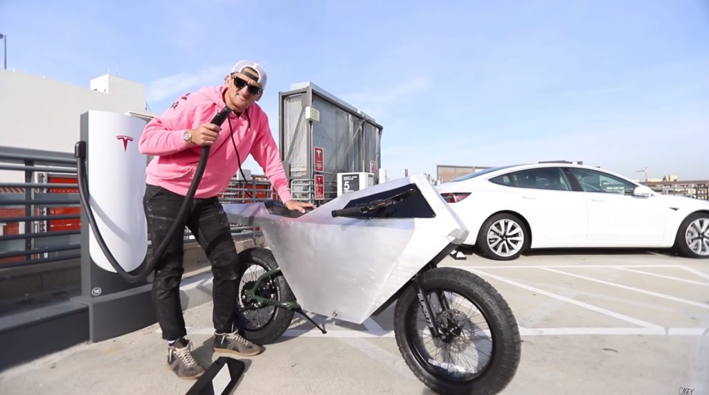 Le faux "cyberbike" // Source : YouTube/CaseyNeistat Le faux "cyberbike" // Source : YouTube/CaseyNeistat