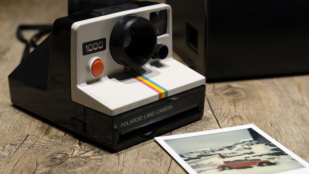 Un appareil photo Polaroid. // Source : Pixabay (photo recadrée) Un appareil photo Polaroid. // Source : Pixabay (photo recadrée)